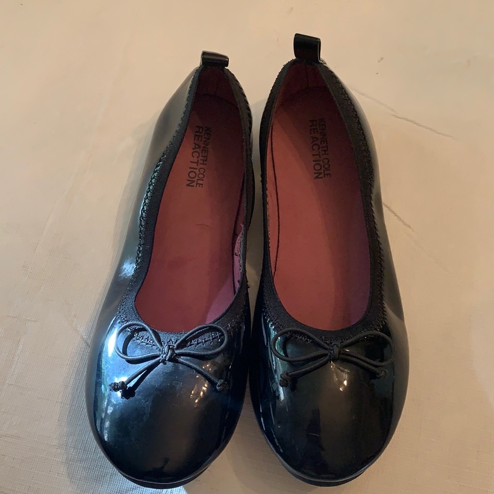 Kenneth Cole Reaction Flats. Girls size 4.
